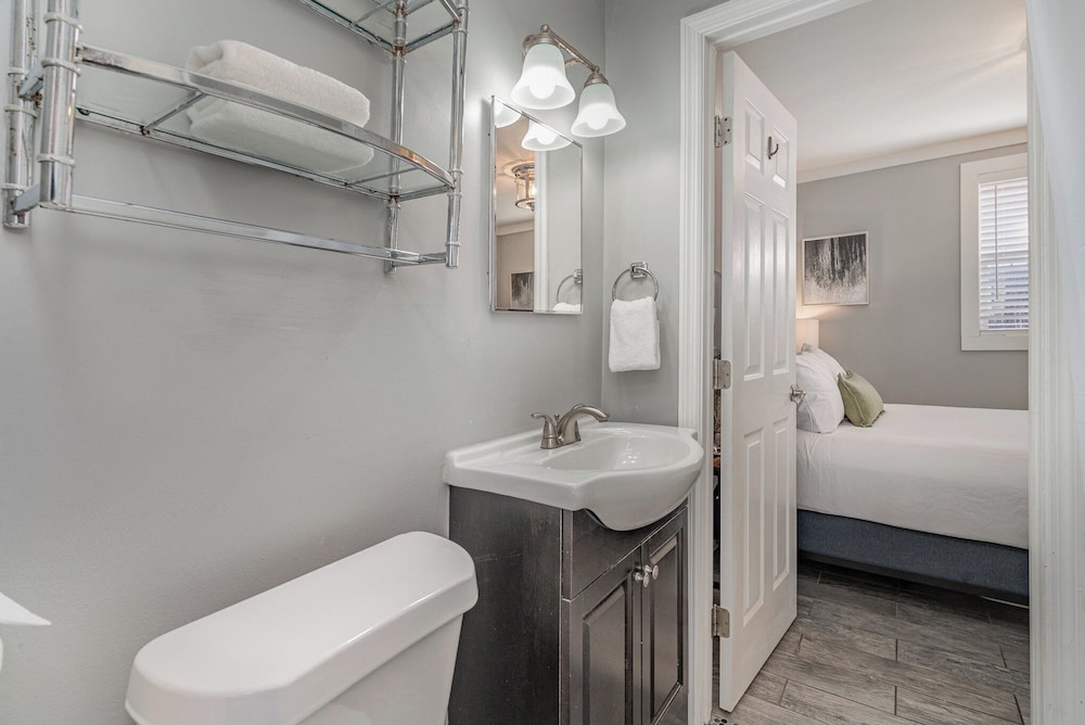 Urban Pearl-2 Bedroom & Private Patio-in Midtown