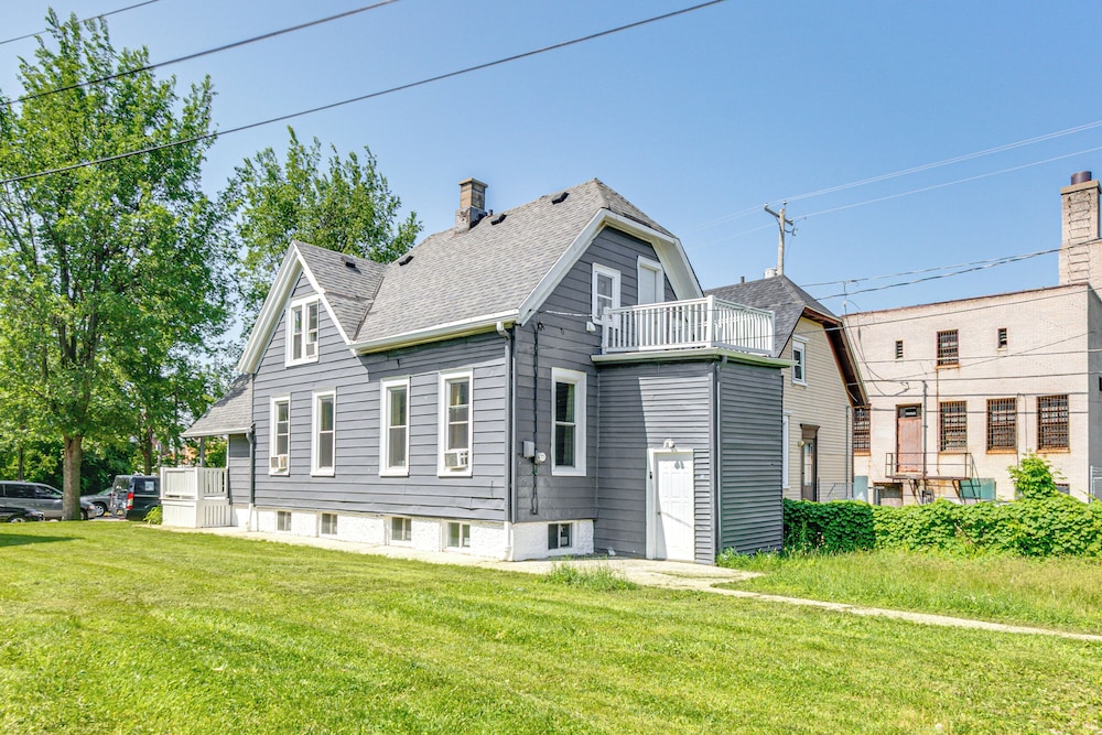 2 Mi to Dtwn Milwaukee: Family Home w/ Yard