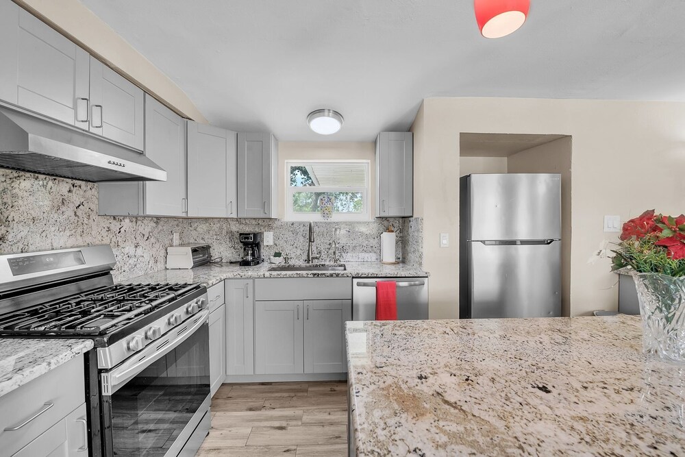Elwood Park Gem: Spacious 3br Prime Location 3 Bedroom Home