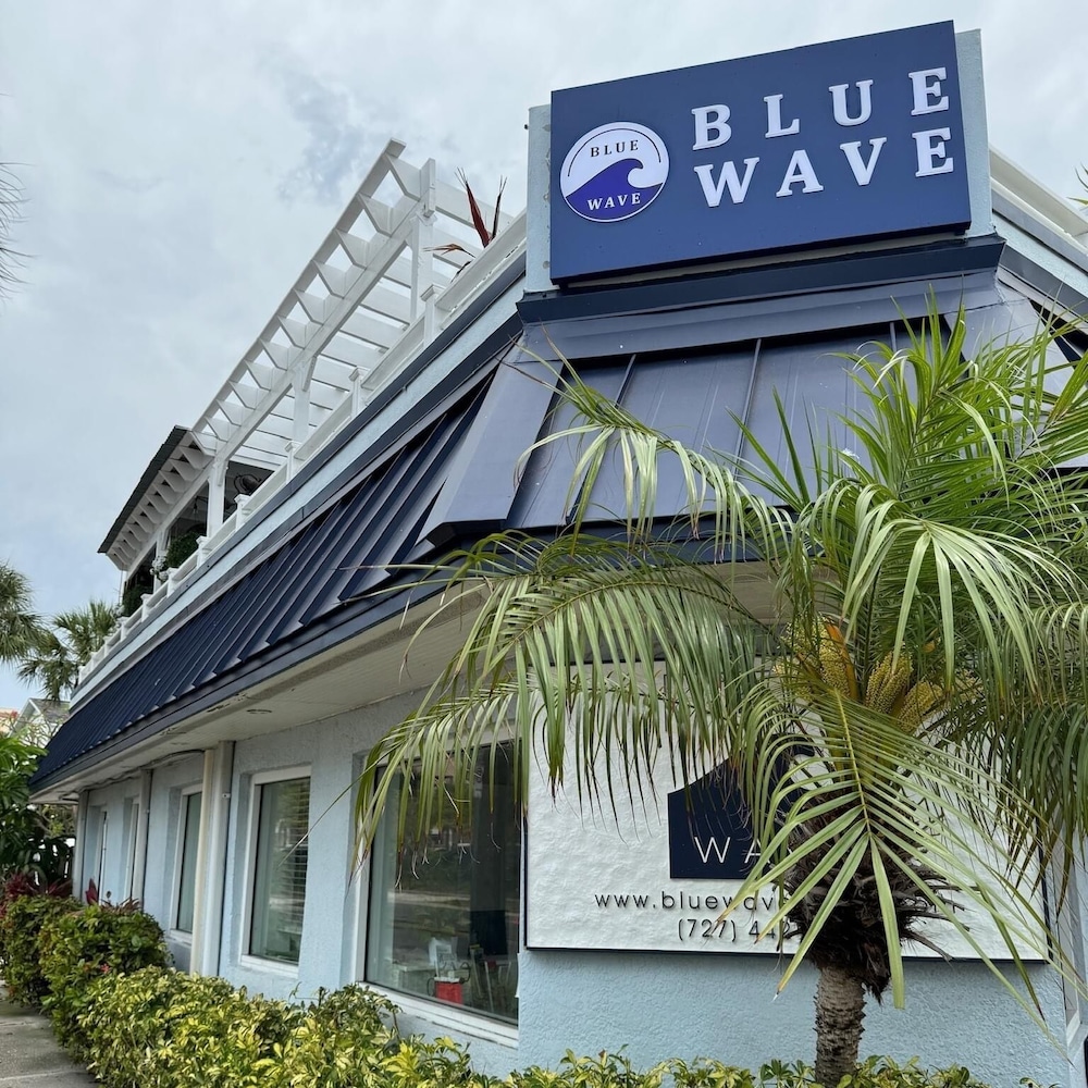 Hotel Blue Wave Suites - Image 1