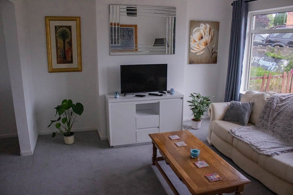 Swansea 3 Bedroom Home With Parking & Garden