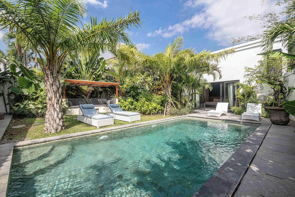 Elegant 3BR Retreat Stylish Modern Villa Seminyak