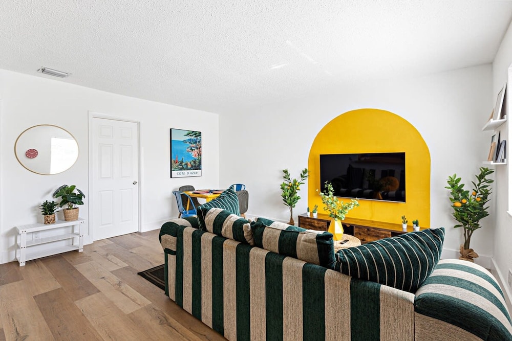Lovely 2 BR Condo in Sailboat Bend