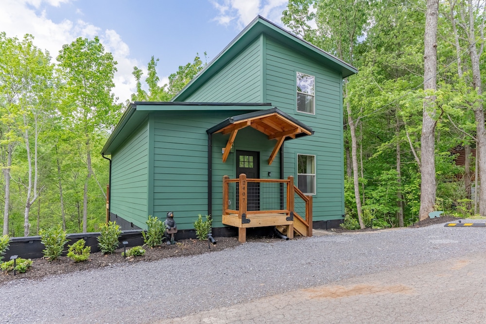 2 Brand New Cabins for Family Retreat