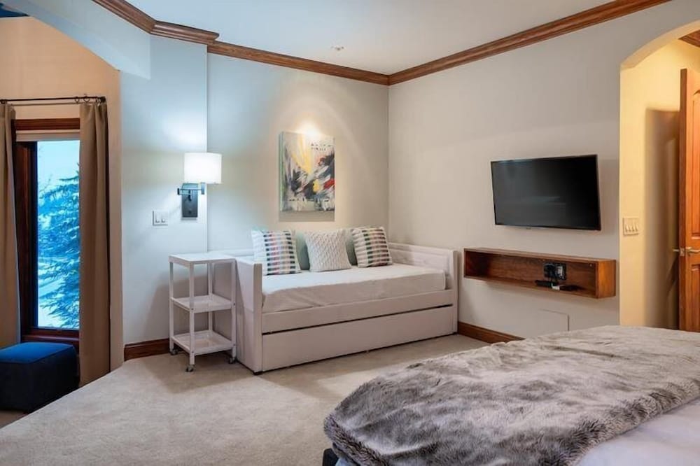 Beaver Creek Village Ski In, Ski Out 3 Bedroom - Property Image 2
