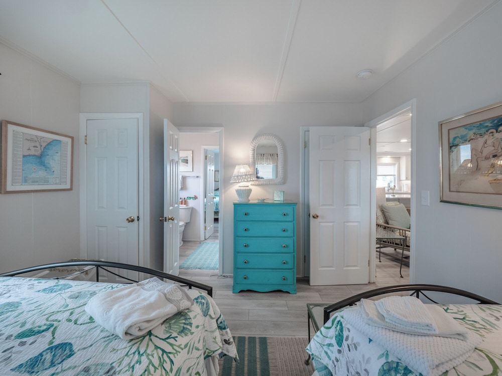Lindy-B by Topsail Realty