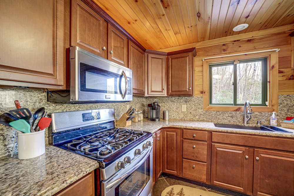 'twin Creeks Lodge' w/ Hot Tub < 1 Mi to Lake! view 5