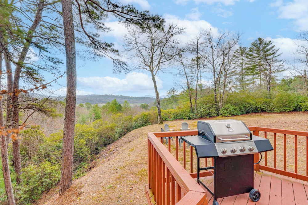Hike, Boat & Explore: Mtn-view Hayesville Hideaway