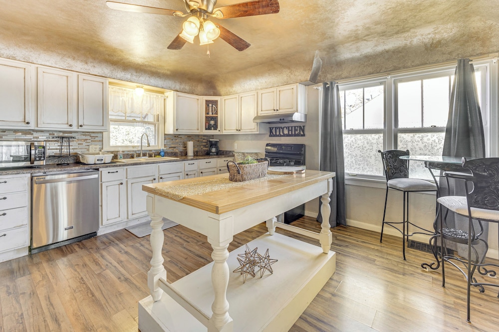 3 Mi to Pueblo Riverwalk: Quiet Home w/ Patio