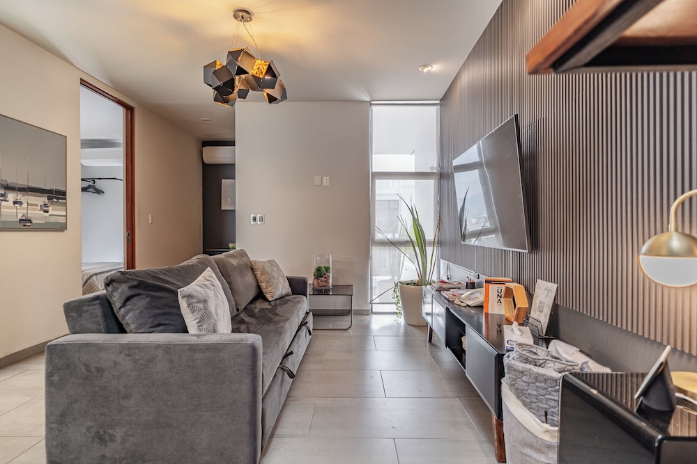 Luxurious 5-bedroom House With Air-conditioning & Private Rooftop in Juriquilla