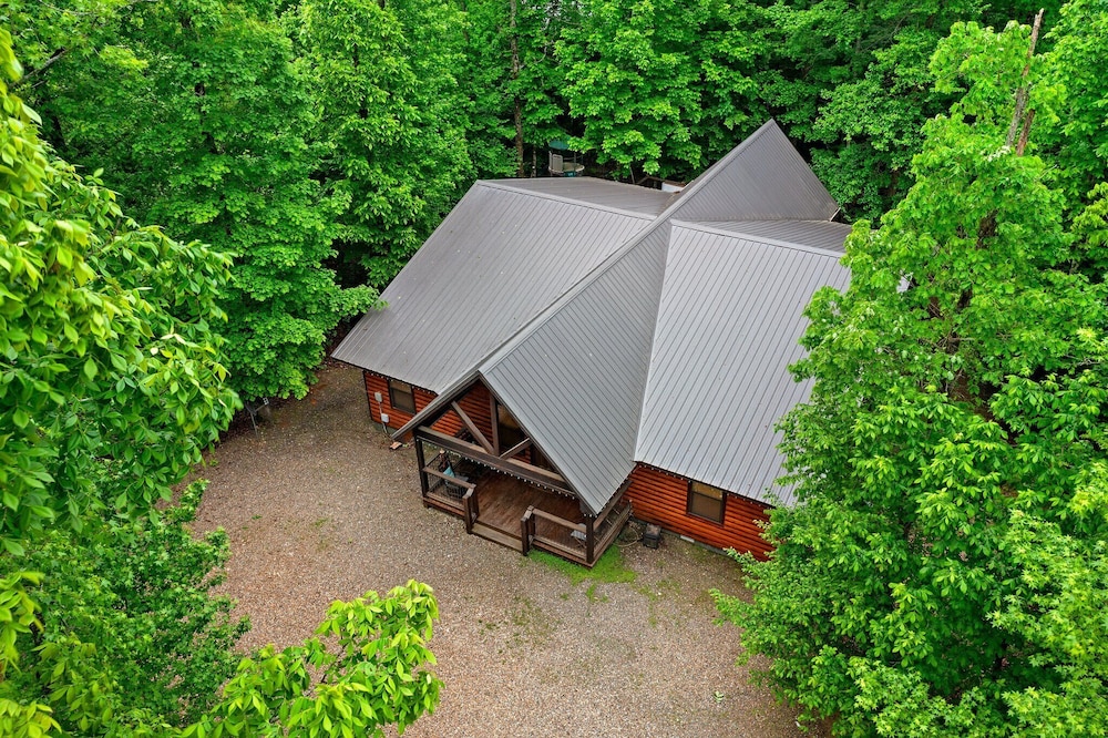Whitetail Retreat Cabin for 13!