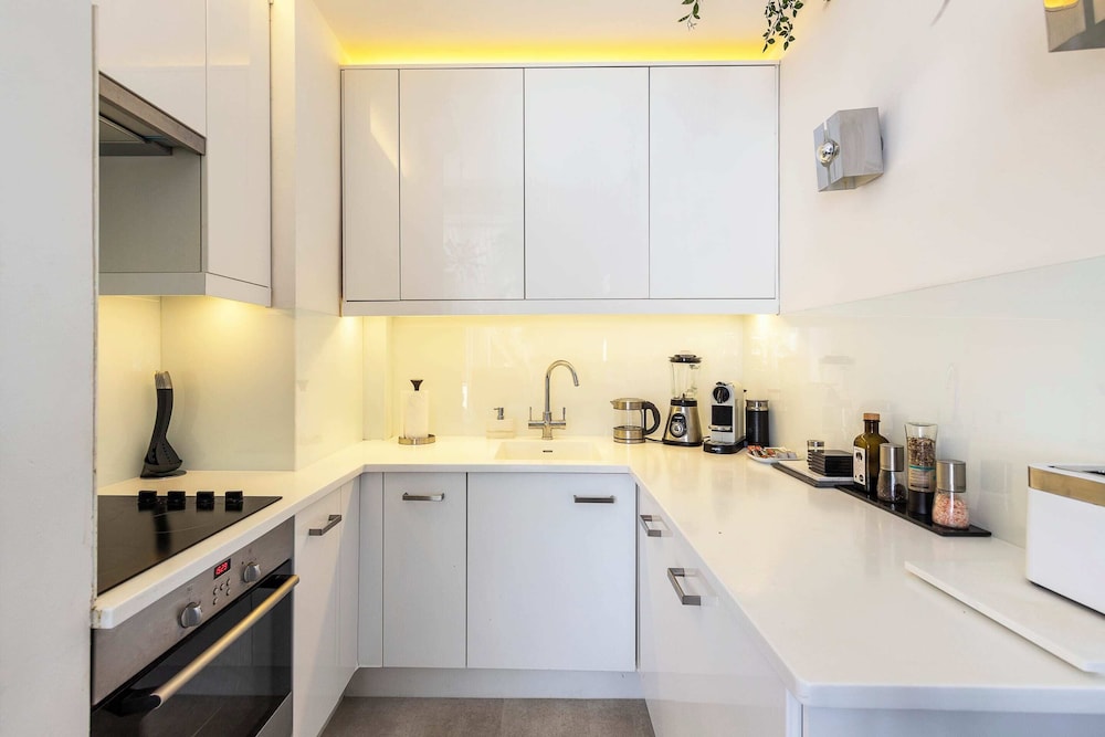 Classic Victorian Flat With Terrace