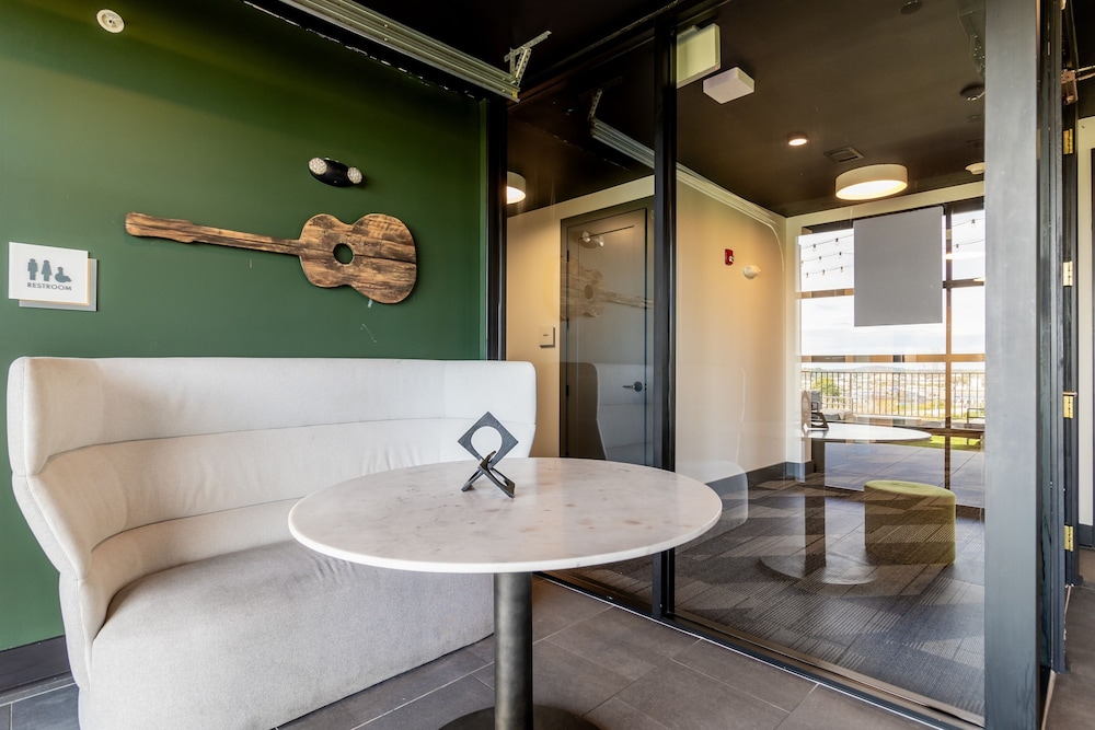 Lindsley by Avantstay Balcony Modern Design A Downtown Location