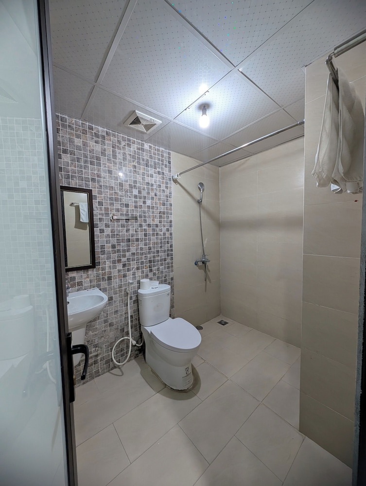 Era Apartment Lac Long Quan