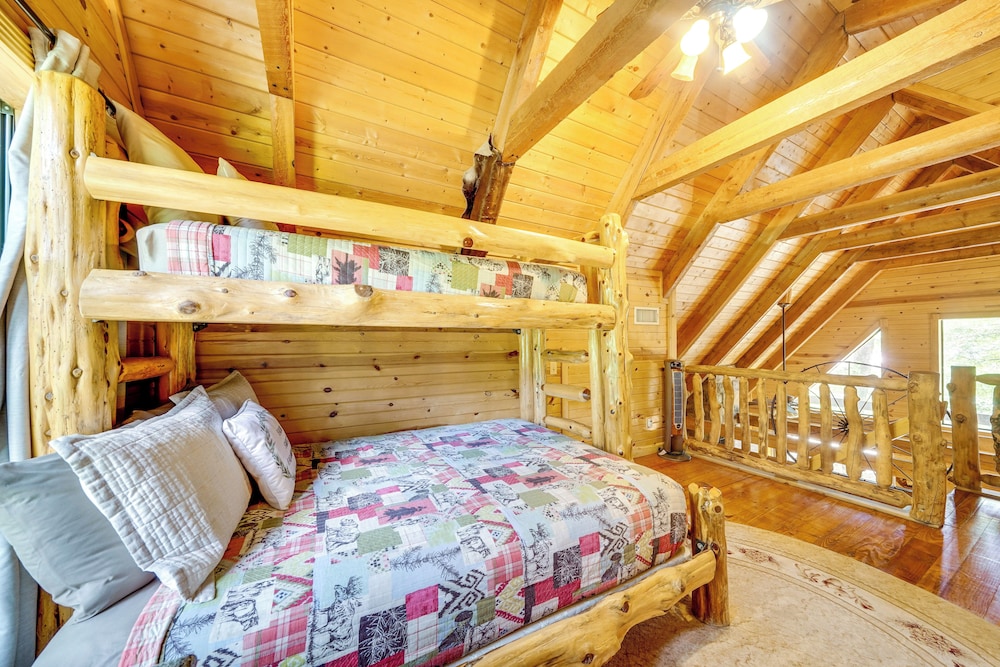 3 Mi to State Park & Lake: Broken Bow Cabin!