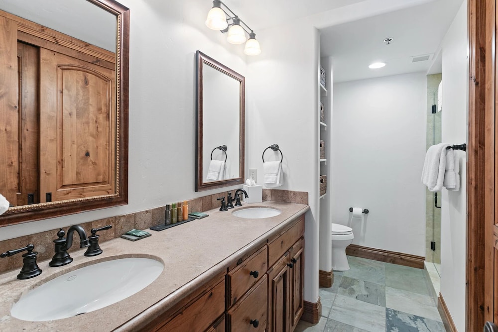 Grand Lodge - Four Bedroom #306 - Ski-in/ski-out 4 Condo
