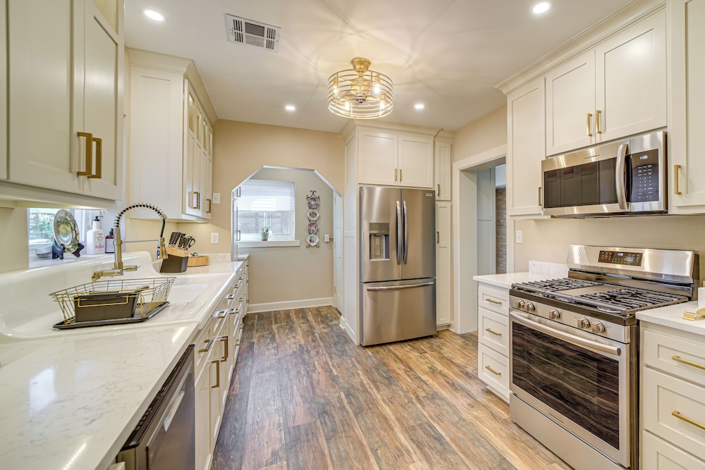 < 9 Mi to Dtwn Tulsa: Lovely Home w/ Yard & Deck!