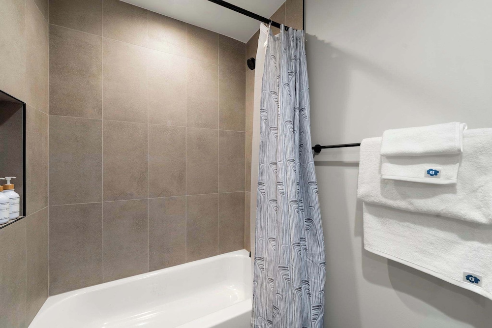 Edgewater Modern 2BR Steps to Lake City Views