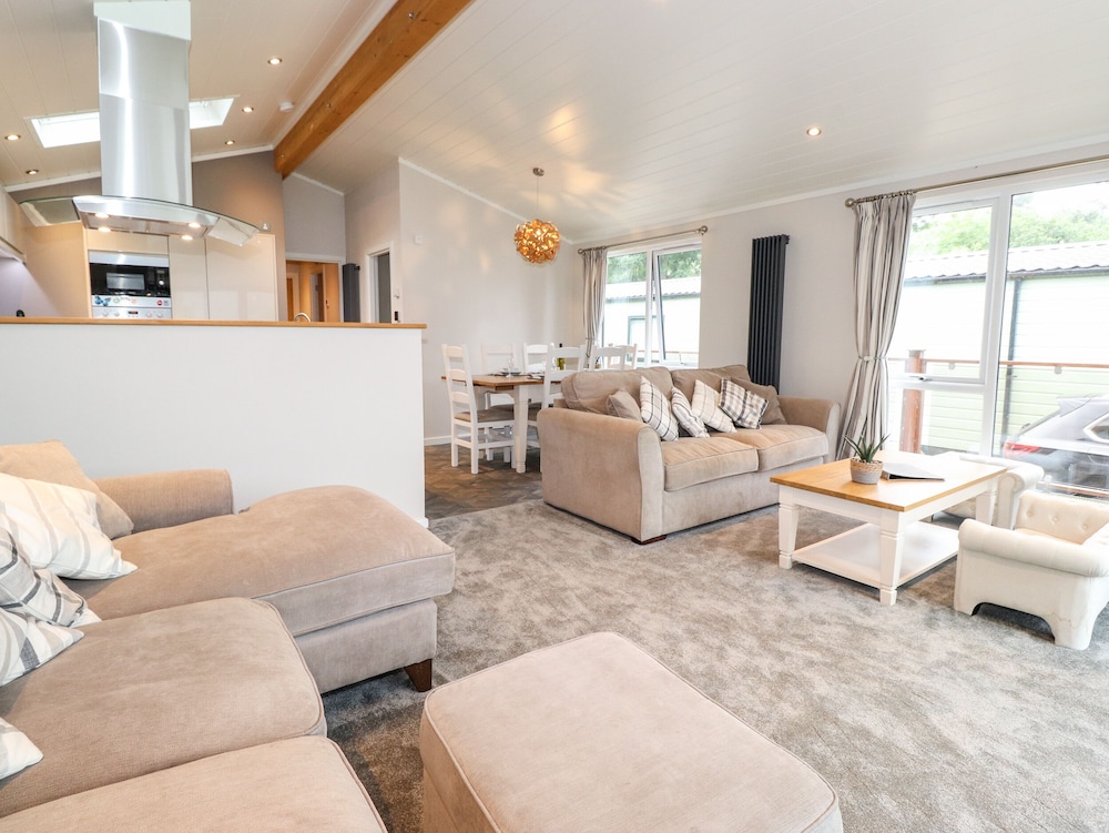 Loubi's Lakeside Lodge