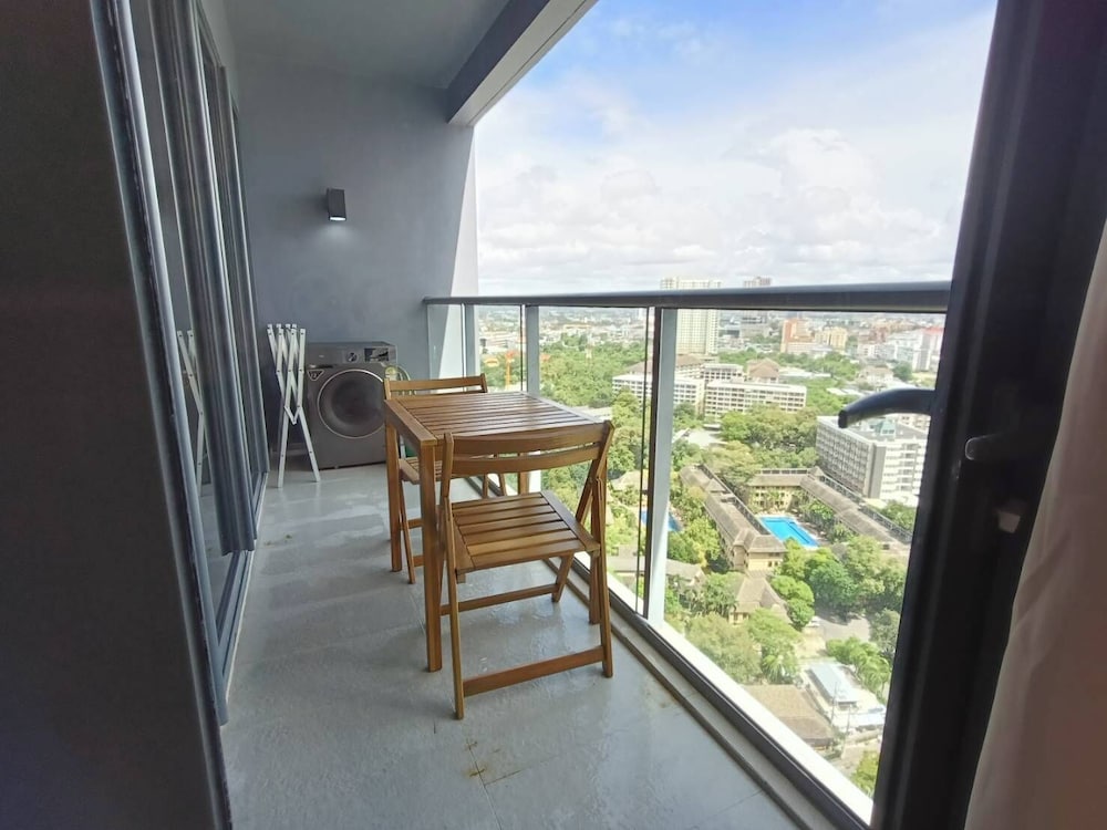 Luxury Large One Bedroom Seaview Serviced Apartment at Wongamat, Pattaya