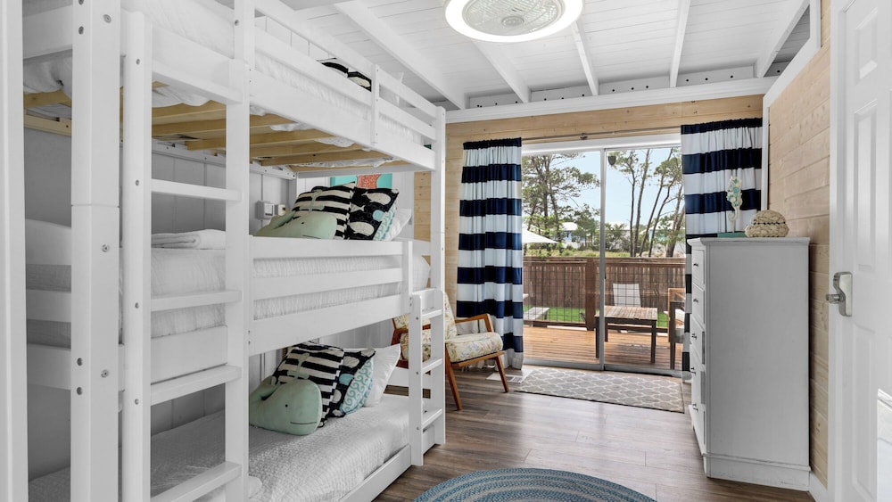 2BR Home, Private Heated Pool, 4 Bikes, Beach Access