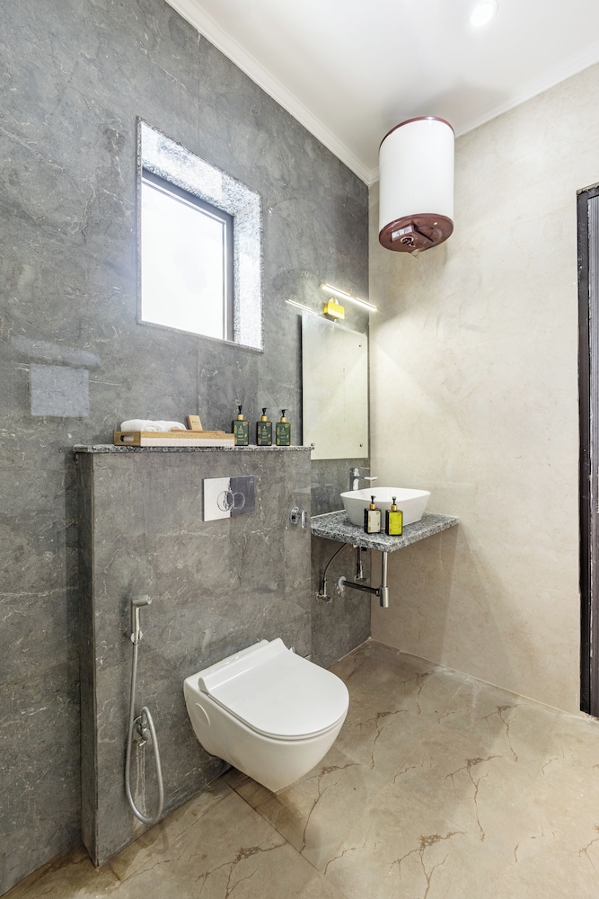 ELIVAAS 5 BHK With Pvt Pool - Zenora