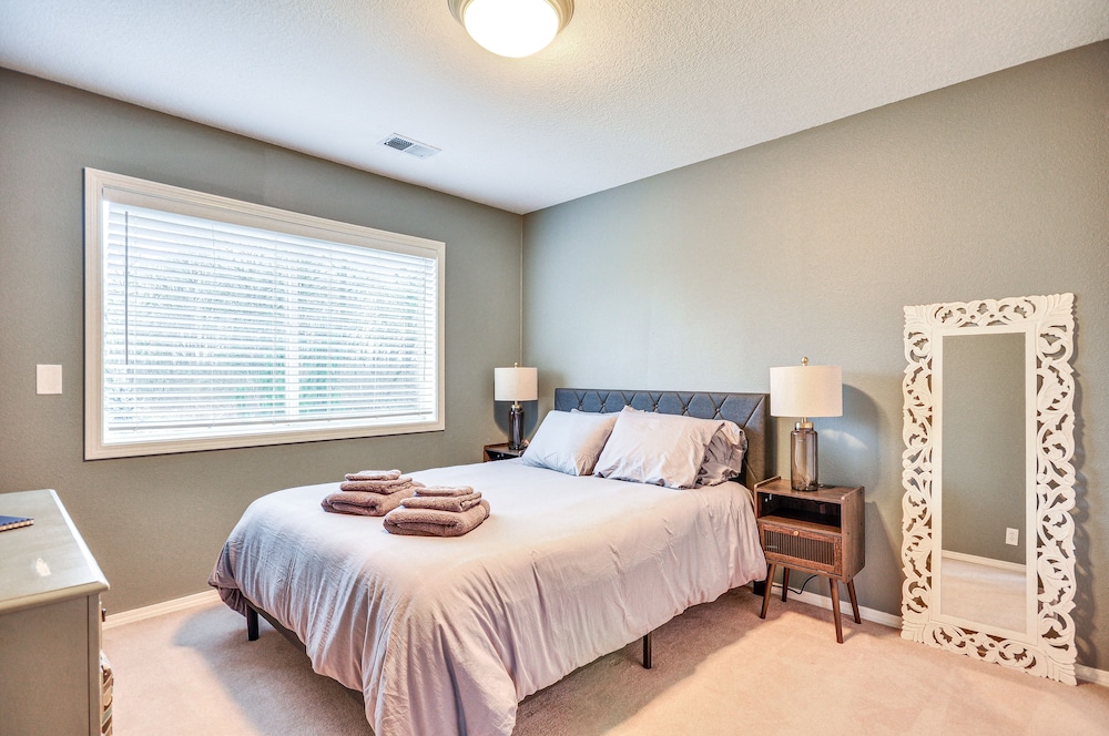 Spacious Oregon Home w/ Fire Pit & Grill! view 3