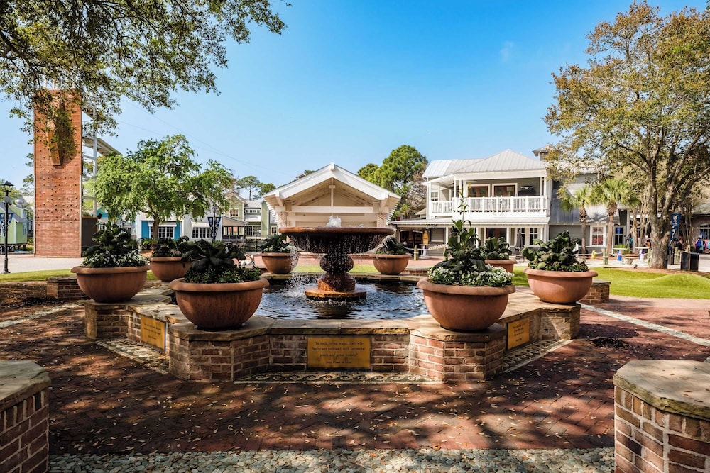 Miramar Beach Studio w/ Pool, Tennis & Walk to Beach Luau Eastern Sky