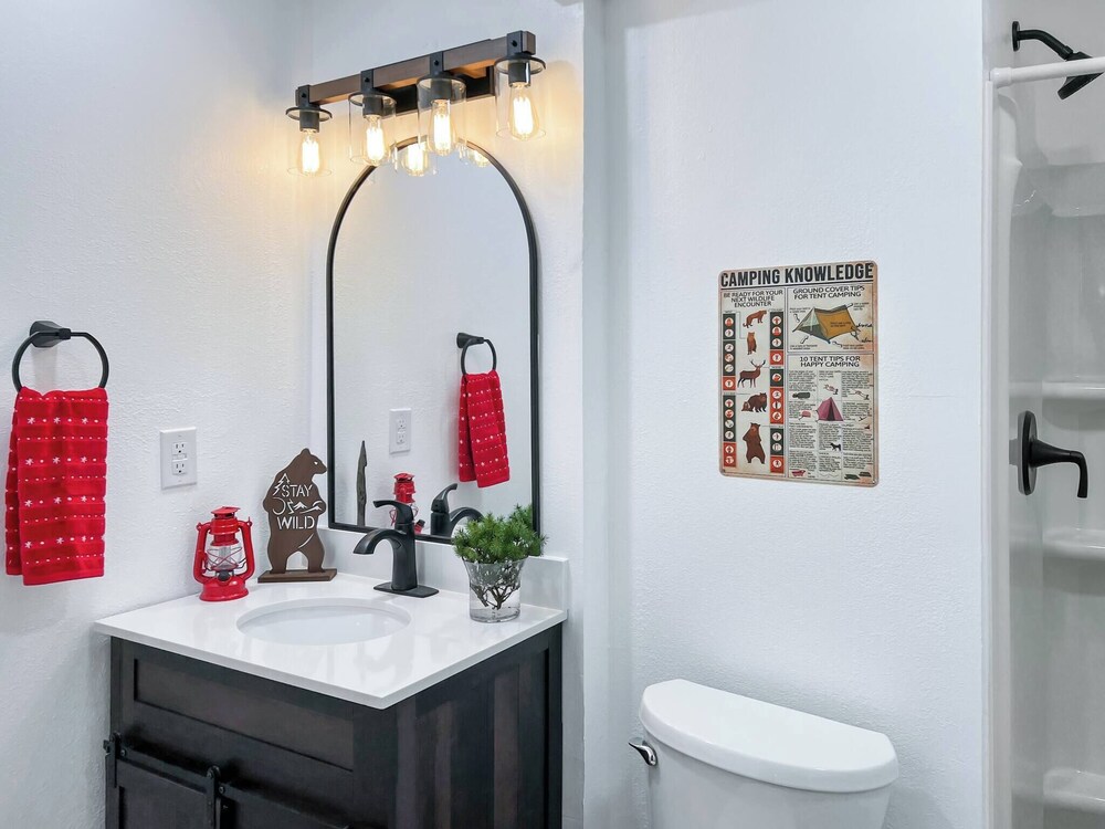 3 Kings 4 Bunks-sleeps 10-smart TV X6-parking out Front-full Kitchen-hot Tub