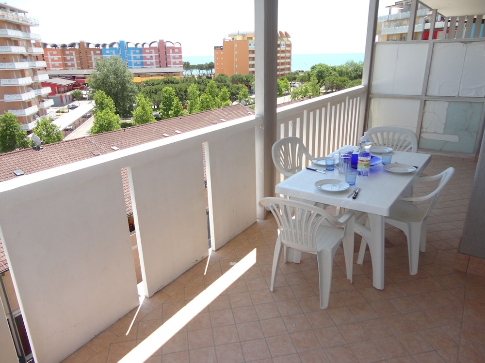 Bright Apartment With big Terrace for 5 People Near the Beach by Beahost Rentals view 4