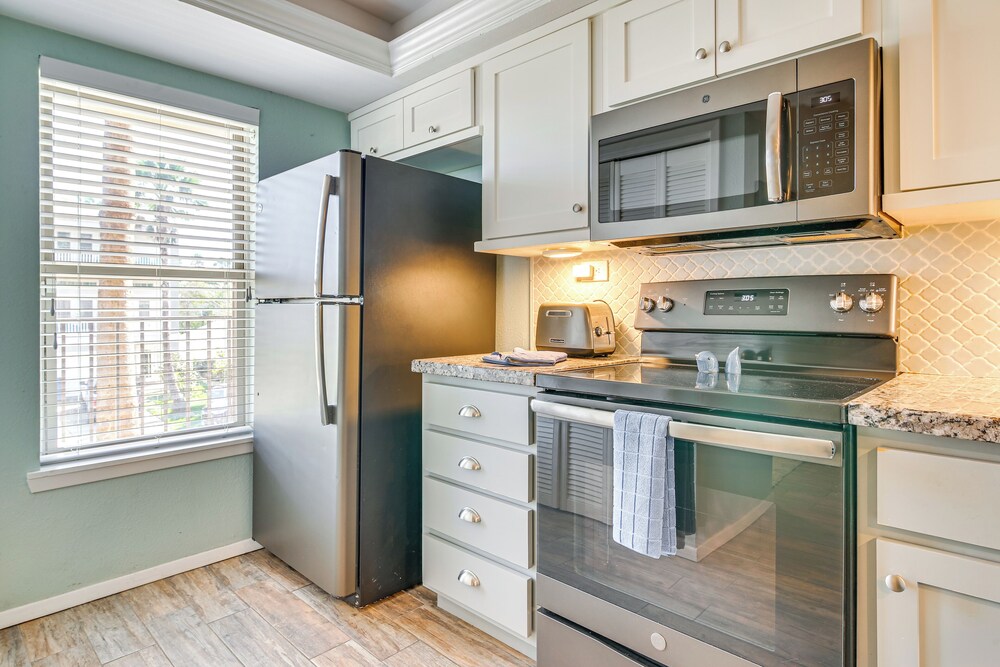 Walk to Beach: Condo w/ Pool Access in Texas!
