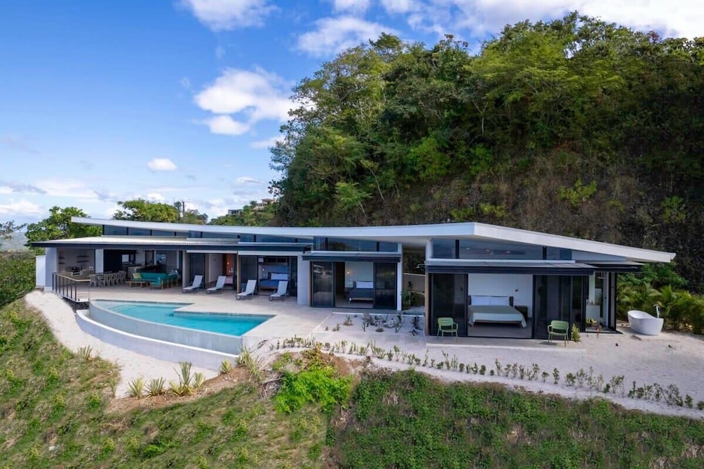 Luxurious Ultramodern Property with Private Suites, Infinity Pool, and Sweeping Ocean and Mountain Views