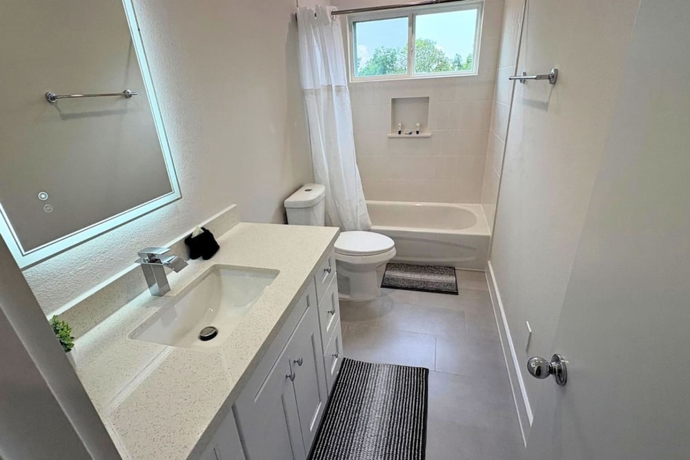 Gated Modern 3BR Near Downtown Med Center
