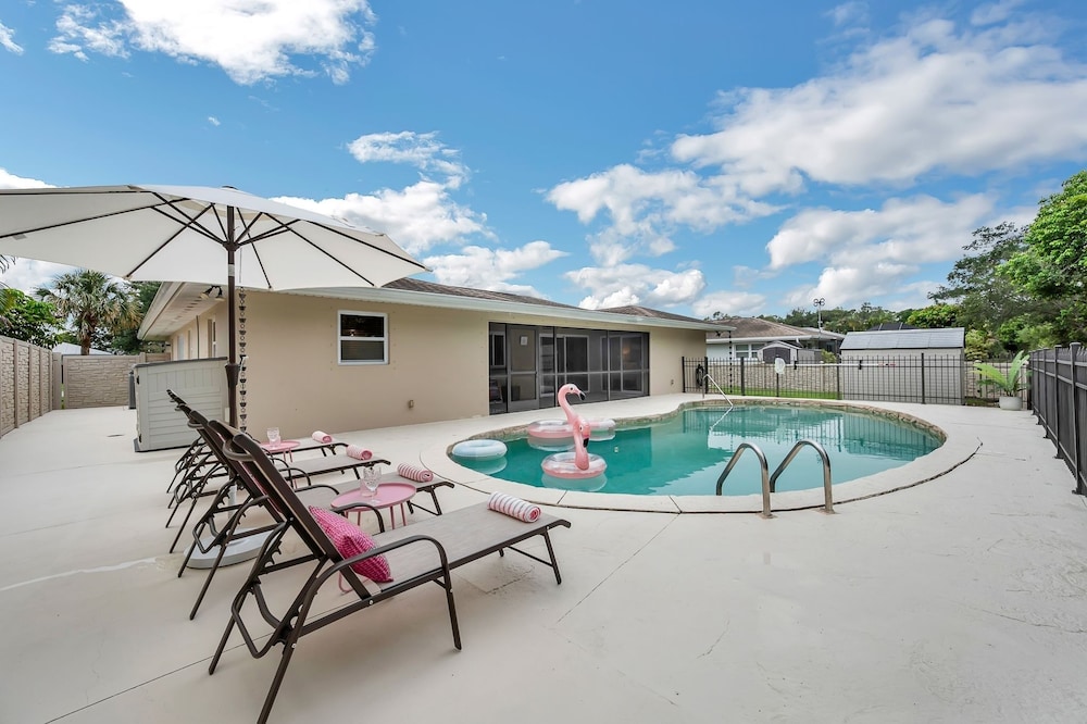 Naples Henrie Hideaway - Private Pool, Pet Friendly 12 Mins From Beach & Downtown 3 Bedroom Home