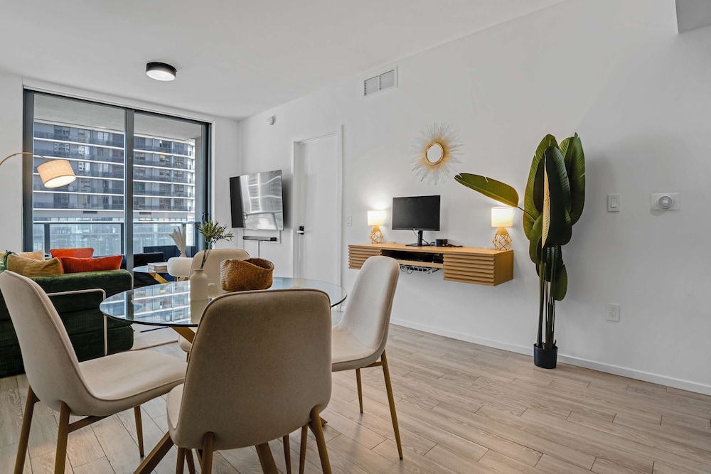CBD Luxepad 2b2b With City Bay Views Gym Lounge