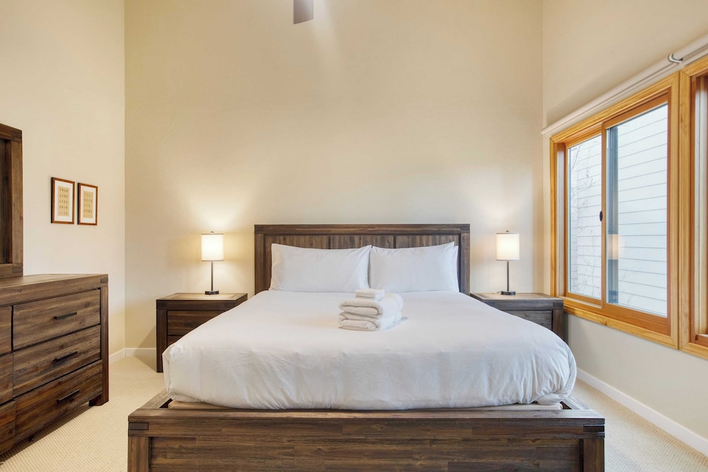 Arrowhead Lakeside Escape by Avantstay 3min Walk to Lake, Private Beach Access