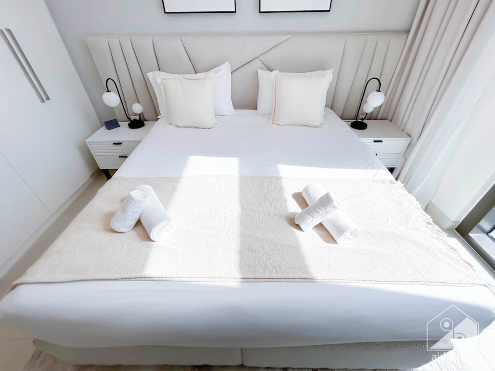 Luxurious 2B Apartment at Burj Crown Downtown