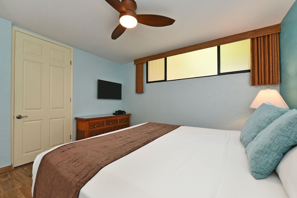 Papakea #g103 2 Bedroom Condo by RedAwning