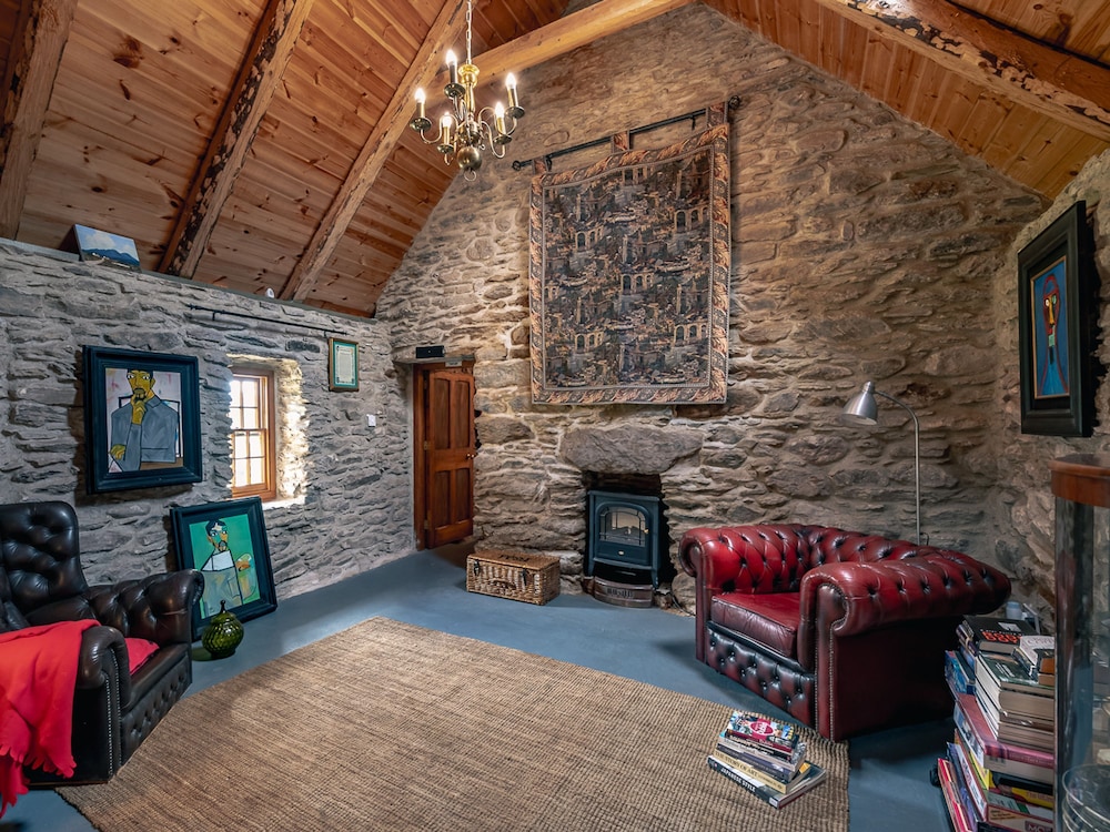 Traditional Style Thatched Cottage With Modern Amenities