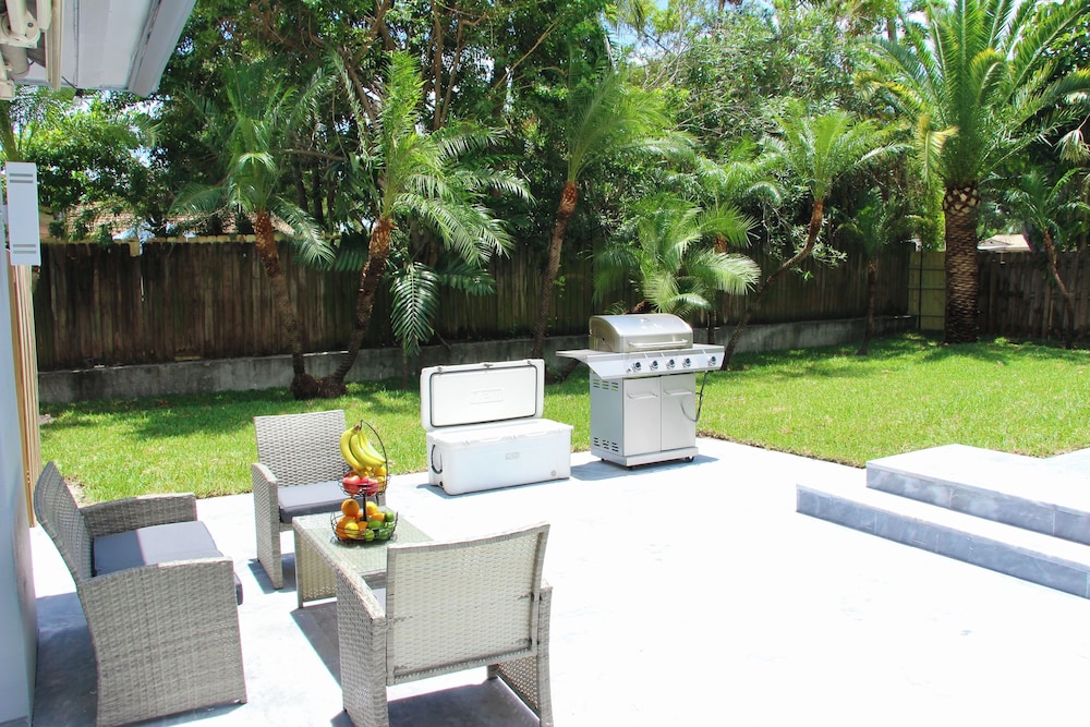 Friendly Fox Luxury Home with Pool & Spa