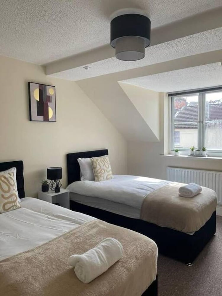 Central top Floor 2-bed Apartment in Swindon view 4