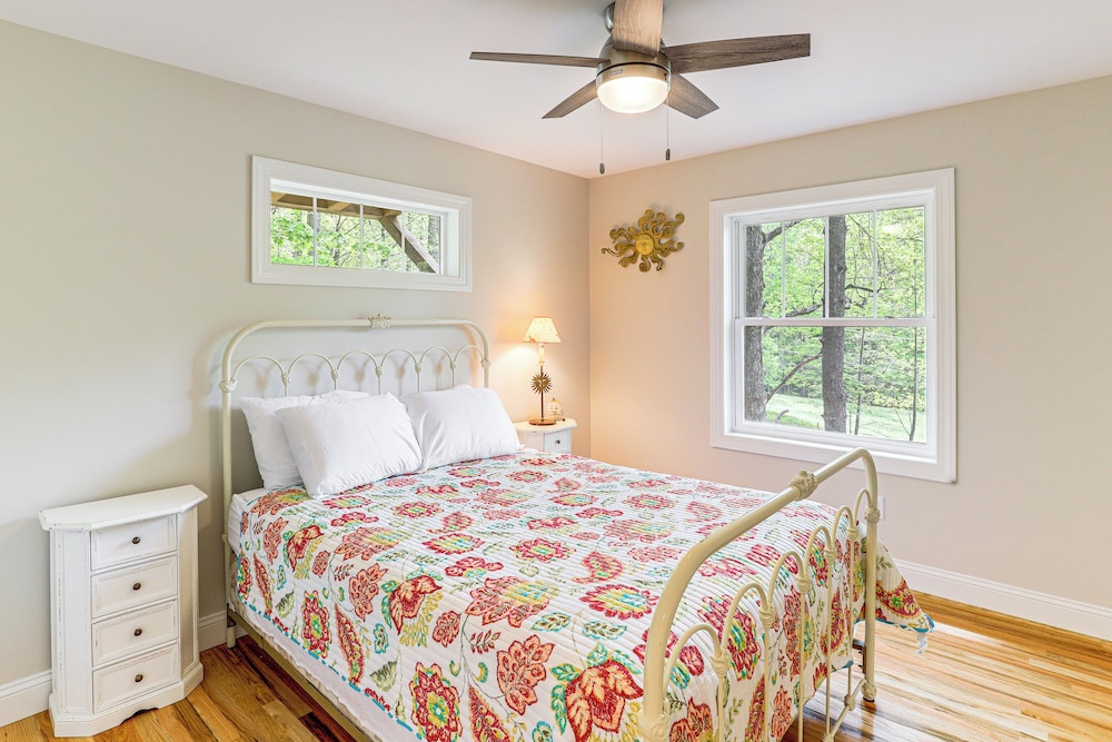 Farm On-site: Mtn-view Cottage in Hendersonville!