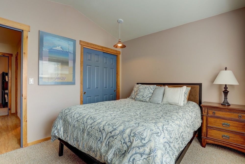 Huckleberry  3 Bedroom Home by RedAwning view 3