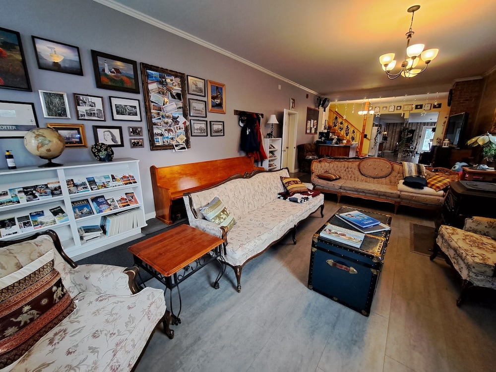 Levis Vacations - Auberge Jeunesse LouLou's Backpacker Hostel - Property Image 2