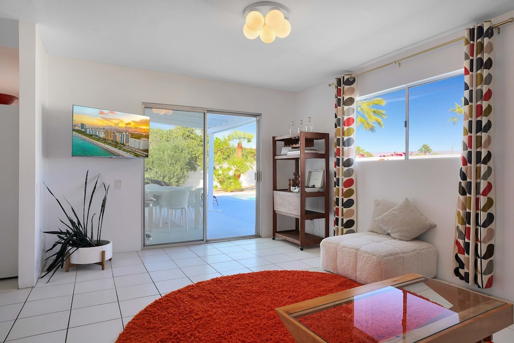 Retro Desert Retreat - Ideal Palm Springs