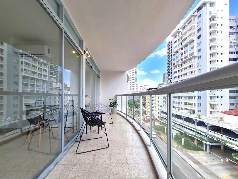 w Modern 2BR In La Cresta