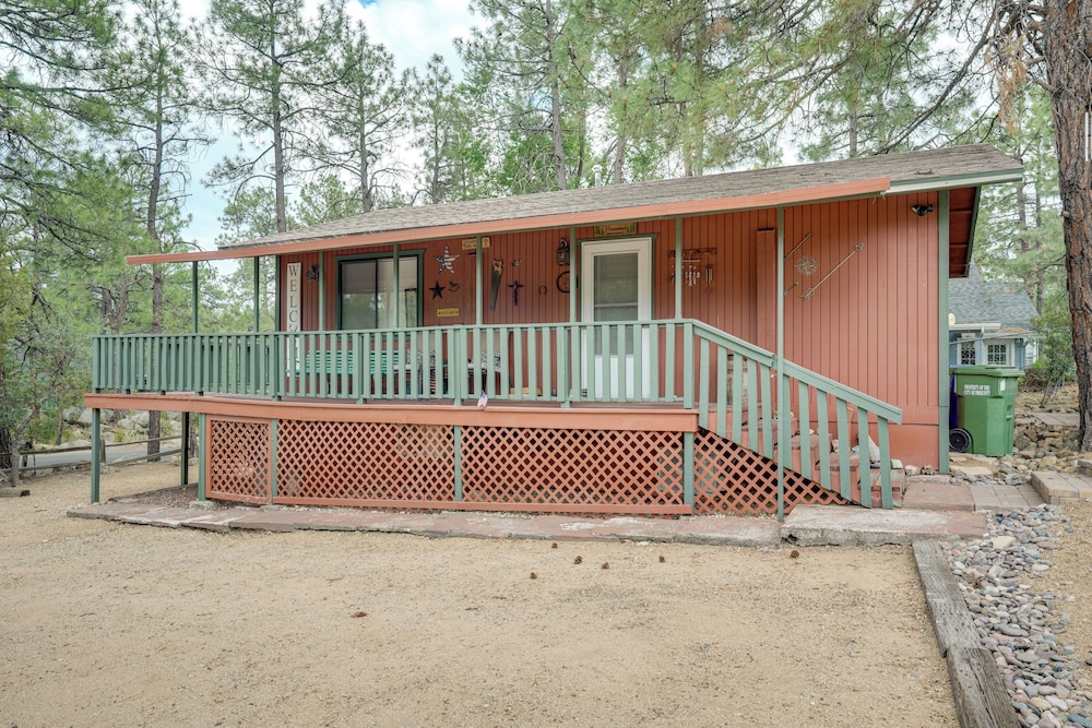 2 Mi to Arizona Christmas City! Cabin w/ Fireplace