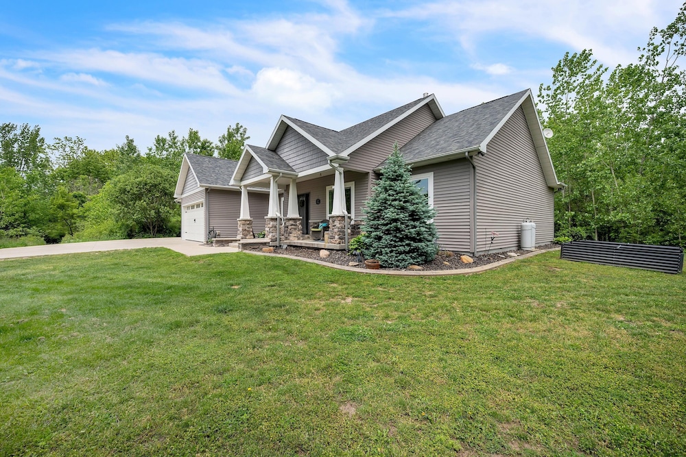 Lakeside Retreat With Hot Tub & Game Room 3 Bedroom Home