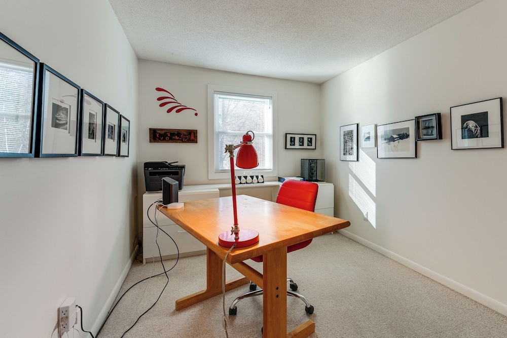 1 Mi to Maine Street! Mcm-style Home in Brunswick