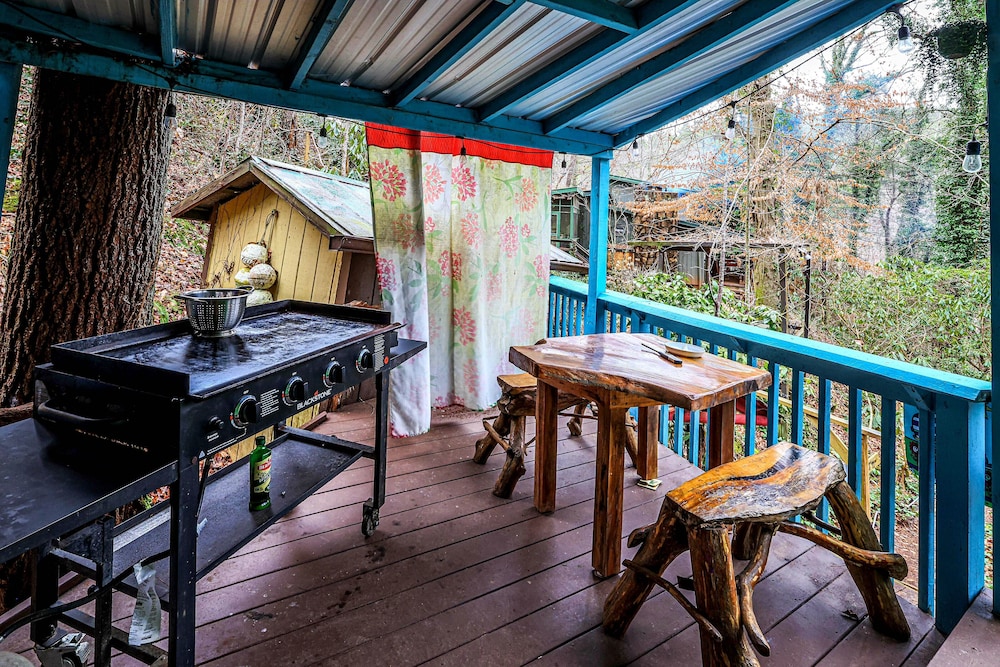 Bear Creek Lodge and Cabins in Helen Ga - Pet Friendly, River on Property, Walking Distance to downtown Helen